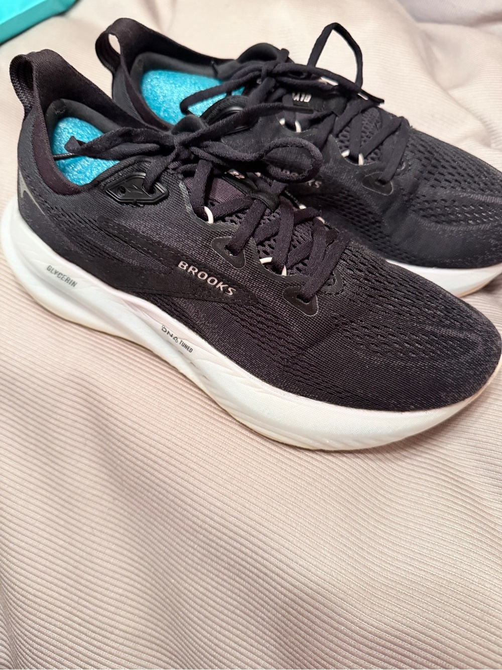 Brooks Glycerin 22 Women’s Black Running Shoes with White Soles and Teal Insoles